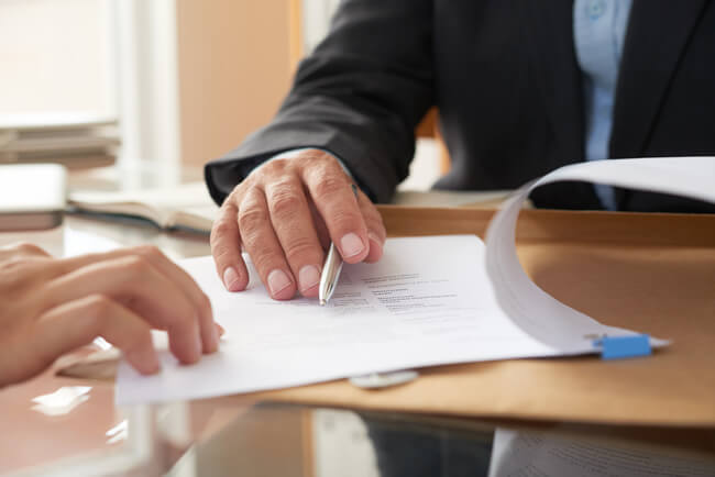 business-people-signing-contract-1 Inicio