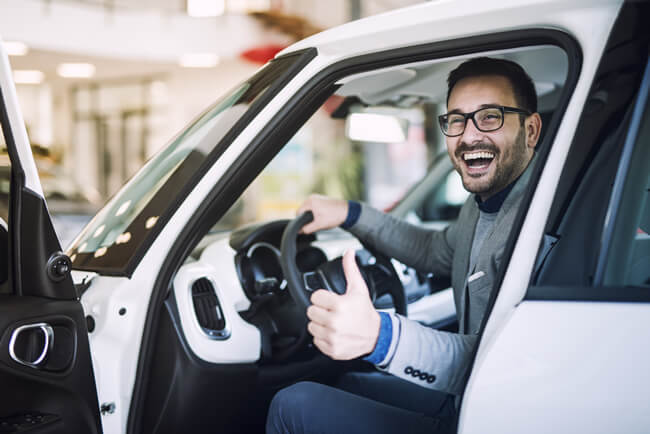 happy-satisfied-customer-just-bought-brand-new-car-vehicle-dealership-1 Inicio
